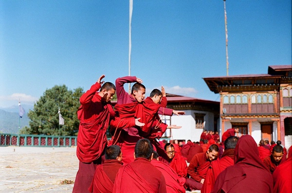 thuoc-phim-tuyet-dep-ve-bhutan-qua-ong-kinh-cua-thay-giao-viet-ivivu-17
