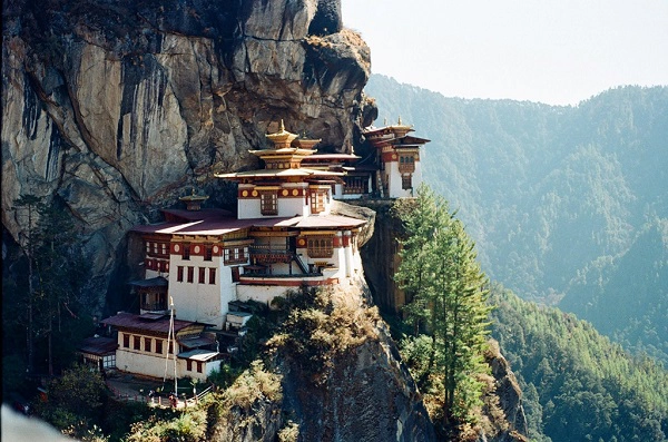 thuoc-phim-tuyet-dep-ve-bhutan-qua-ong-kinh-cua-thay-giao-viet-ivivu-3