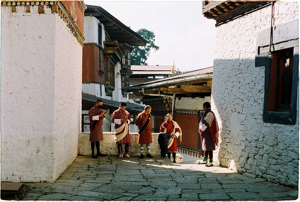 thuoc-phim-tuyet-dep-ve-bhutan-qua-ong-kinh-cua-thay-giao-viet-ivivu-4