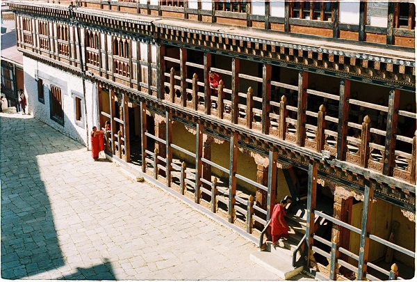 thuoc-phim-tuyet-dep-ve-bhutan-qua-ong-kinh-cua-thay-giao-viet-ivivu-8
