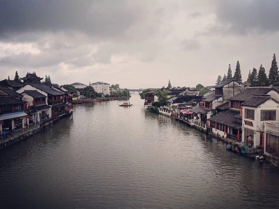 Cổ trấn Chu Gia Giác: Thị trấn cổ Chu Gia Giác nằm ở vùng Trung Nam quận Thanh Bổ, thành phố Thượng Hải, giáp với khu du lịch hồ Điện Sơn. Sở hữu con sông Tào Cảng uốn mình chảy quanh, Chu Gia Giác được ví như “Venice” của Thượng Hải. Ảnh: @mysassyfoodblogger. Cổ trấn Chu Gia Giác: Thị trấn cổ Chu Gia Giác nằm ở vùng Trung Nam quận Thanh Bổ, thành phố Thượng Hải, giáp với khu du lịch hồ Điện Sơn. Sở hữu con sông Tào Cảng uốn mình chảy quanh, Chu Gia Giác được ví như “Venice” của Thượng Hải. Ảnh: @mysassyfoodblogger.
