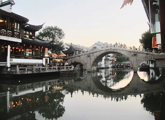 Một trong những điểm nhấn của Chu Gia Giác là 36 cây cầu vòm bắc ngang sông làm nhịp nối cho người dân sinh sống quanh thị trấn. Cây cầu lớn nhất là cầu Phóng Sinh, ra đời năm 1571, đến nay đã hơn 400 năm. Cây cầu vẫn vẹn nguyên như xưa, trở thành biểu tượng của cổ trấn. Ảnh: @ferryadhi. Một trong những điểm nhấn của Chu Gia Giác là 36 cây cầu vòm bắc ngang sông làm nhịp nối cho người dân sinh sống quanh thị trấn. Cây cầu lớn nhất là cầu Phóng Sinh, ra đời năm 1571, đến nay đã hơn 400 năm. Cây cầu vẫn vẹn nguyên như xưa, trở thành biểu tượng của cổ trấn. Ảnh: @ferryadhi.