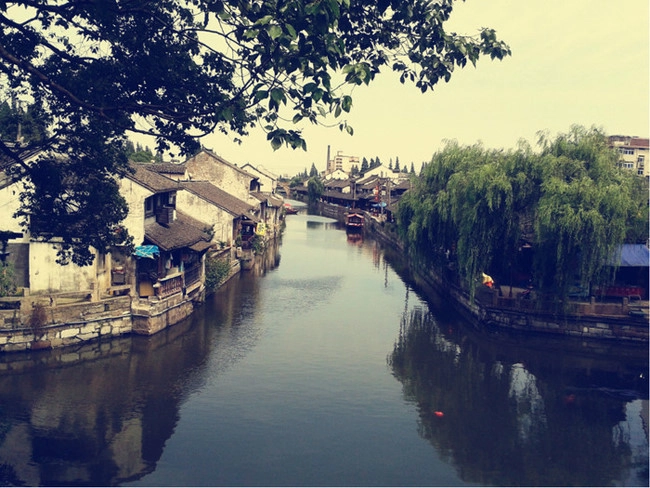 Thị trấn cổ Phong Kinh: Cố trấn Phong Kinh là một trong tám danh lam thắng cảnh thuộc phường Tân Hộ, Thượng Hải. Thị trấn cổ yên bình mang nét thủy mặc đặc trưng vùng Giang Nam. Nơi đây in dấu tàng tích những câu chuyện thần bí từ thời Tống, Nguyên còn lưu truyền đến tận ngày nay. Ảnh: Mafengwo. Thị trấn cổ Phong Kinh: Cố trấn Phong Kinh là một trong tám danh lam thắng cảnh thuộc phường Tân Hộ, Thượng Hải. Thị trấn cổ yên bình mang nét thủy mặc đặc trưng vùng Giang Nam. Nơi đây in dấu tàng tích những câu chuyện thần bí từ thời Tống, Nguyên còn lưu truyền đến tận ngày nay. Ảnh: Mafengwo.