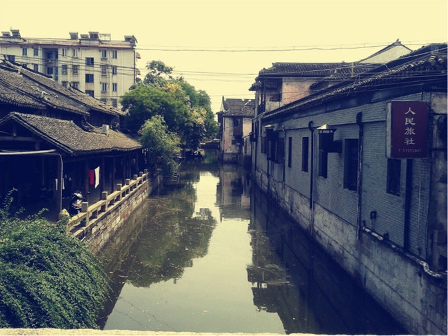 Phong Kinh được đánh giá là cổ trấn thủy mặc Giang Tây điển hình, vì thế mà bao quanh Phong Kinh chỉ toàn sông nước. Theo đó, những cây cầu cũng xuất hiện dày đặc, đến chừng 52 cây cầu bắc ngang sông. Một trong những cây cầu lâu năm nhất là cầu Nguyên Đại Chí Hòa, có niên đại đến 700 năm. Cổ trấn Phong Kinh được nhiều đạo diễn chọn làm phim trường, phải kể đến bộ phim điện ảnh “No Limit” sản xuất năm 2011 do đạo diễn Phó Hoa Dương phụ trách. Ảnh: Mafengwo. Phong Kinh được đánh giá là cổ trấn thủy mặc Giang Tây điển hình, vì thế mà bao quanh Phong Kinh chỉ toàn sông nước. Theo đó, những cây cầu cũng xuất hiện dày đặc, đến chừng 52 cây cầu bắc ngang sông. Một trong những cây cầu lâu năm nhất là cầu Nguyên Đại Chí Hòa, có niên đại đến 700 năm. Cổ trấn Phong Kinh được nhiều đạo diễn chọn làm phim trường, phải kể đến bộ phim điện ảnh “No Limit” sản xuất năm 2011 do đạo diễn Phó Hoa Dương phụ trách. Ảnh: Mafengwo.