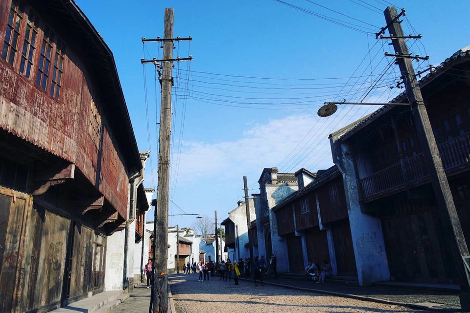 Bên cạnh là nơi quay phim, phim trường Chedun cũng là một địa điểm du lịch thu hút du khách ghé tham Thượng Hải. Phim trường thường mở cửa cho khách tới tham quan từ 8h30 đến 16h30. Đôi khi bạn sẽ bắt gặp những đoàn phim đang thực hiện những cảnh quay tại đây. Ảnh: @Trangmon. Bên cạnh là nơi quay phim, phim trường Chedun cũng là một địa điểm du lịch thu hút du khách ghé tham Thượng Hải. Phim trường thường mở cửa cho khách tới tham quan từ 8h30 đến 16h30. Đôi khi bạn sẽ bắt gặp những đoàn phim đang thực hiện những cảnh quay tại đây. Ảnh: @Trangmon.