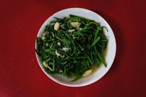 Ngọn rau xào và quả luộc là hai món ngon từ su su tại Sapa. Ngọn rau xào và quả luộc là hai món ngon từ su su tại Sapa.