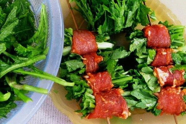 Cải mèo cuộn thịt thăn bò nướng. Cải mèo cuộn thịt thăn bò nướng.