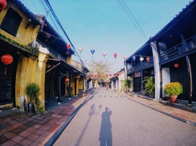 thuong-hoi-an-dung-den-va-di-voi-vang-ivivu-1