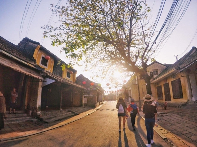 thuong-hoi-an-dung-den-va-di-voi-vang-ivivu-2