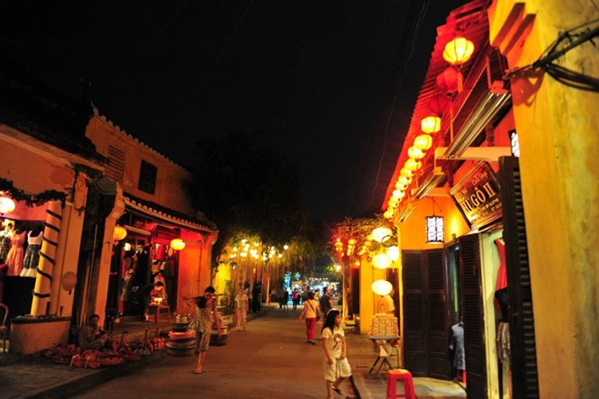 thuong-hoi-an-dung-den-va-di-voi-vang-ivivu-6
