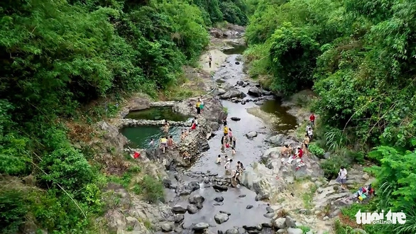  Suối nước nóng Klu qua mấy năm đón khách du lịch vẫn giữ được nét hoang sơ của núi rừng - Ảnh: BÙI MINH TUẤN