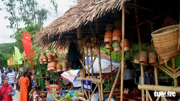 Sản vật truyền thống của người Vân Kiều cũng được bày bán trong khu du lịch cộng đồng Klu để khách du lịch mua làm quà lưu niệm - Ảnh: QUỐC NAM