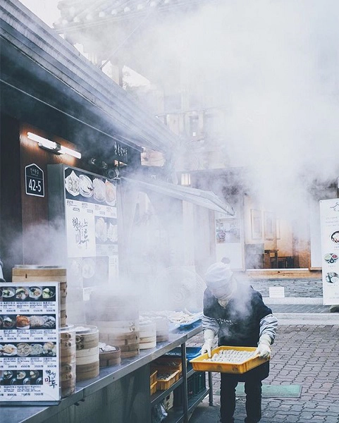 Khu phố Insadong, thủ đô Seoul bán món bánh bao hấp truyền thống Hàn Quốc - Ảnh: Ken Lee Khu phố Insadong, thủ đô Seoul bán món bánh bao hấp truyền thống Hàn Quốc - Ảnh: Ken Lee