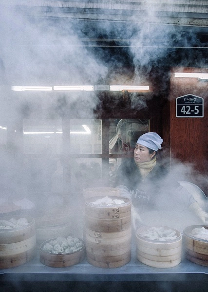 Một cửa hàng ở khu phố Insadong, thủ đô Seoul bán món bánh bao hấp - Ảnh: Ken Lee Một cửa hàng ở khu phố Insadong, thủ đô Seoul bán món bánh bao hấp - Ảnh: Ken Lee
