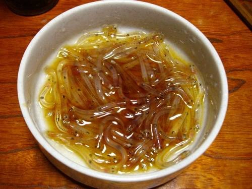 Những con cá nhỏ liên tục "nhảy múa" khi được thả vào trong hỗn hợp trứng cút sống trộn giấm sẽ càng làm tăng cảm giác hứng thú cho thực khách. Ảnh: Ringring