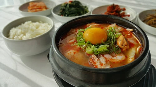 Đứng đầu danh sách phải kể đến món canh hầm từ đậu hủ và kim chi, phối hợp cùng các nguyên liệu khác như hải sản hay thịt heo rất ngon và bổ dưỡng như canh đậu hủ hầm hải sản, canh kim chi jjigae… Đứng đầu danh sách phải kể đến món canh hầm từ đậu hủ và kim chi, phối hợp cùng các nguyên liệu khác như hải sản hay thịt heo rất ngon và bổ dưỡng như canh đậu hủ hầm hải sản, canh kim chi jjigae…