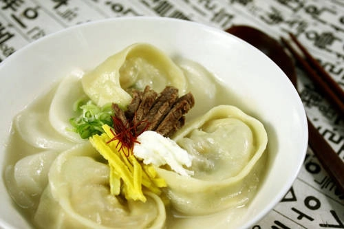 Ddoek mandu kuk - loại canh thường được người Hàn Quốc thưởng thức vào dịp năm mới với quan niệm khi ăn món canh này đồng nghĩa với việc bạn được thêm một tuổi. Ddoek mandu kuk - loại canh thường được người Hàn Quốc thưởng thức vào dịp năm mới với quan niệm khi ăn món canh này đồng nghĩa với việc bạn được thêm một tuổi.