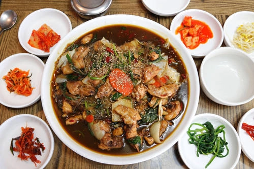 Jjim dalk với thịt gà được hầm khá kỹ cùng các loại rau củ cho hương vị đậm đà, làm hài lòng bất cứ thực khách nào. Jjim dalk với thịt gà được hầm khá kỹ cùng các loại rau củ cho hương vị đậm đà, làm hài lòng bất cứ thực khách nào.