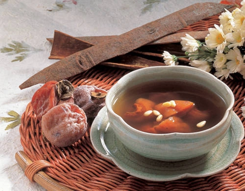Ngoài các món ăn trong mùa đông, trà quế Sujeonggwa thơm ngon nấu từ quả hồng khô, mật ong, đường nâu, quế và gừng là thức uống truyền thống được nhiều người Hàn Quốc lựa chọn. Ngoài các món ăn trong mùa đông, trà quế Sujeonggwa thơm ngon nấu từ quả hồng khô, mật ong, đường nâu, quế và gừng là thức uống truyền thống được nhiều người Hàn Quốc lựa chọn.