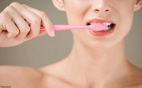 chảy máu chân răng khi đánh răng