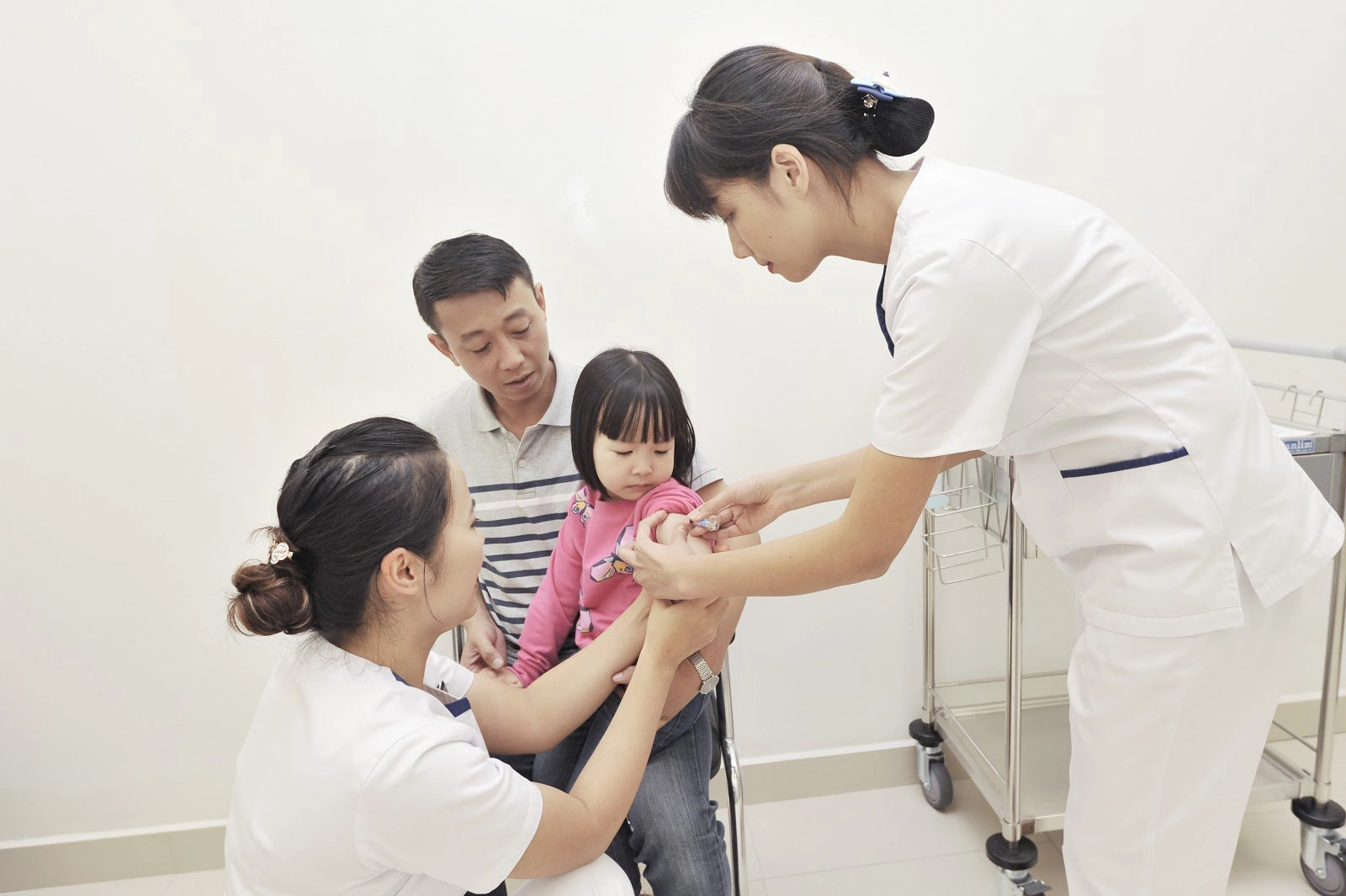 Tiêm chủng 2 mũi cho trẻ độ tuổi tiêm chủng, mũi 1 từ 9 – 12 tháng tuổi, mũi 2 từ 18 – 24 tháng
