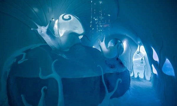 Khách sạn Icehotel mở cửa lại vào mỗi năm với một vẻ ngoài mới. Đây là phòng Ground Rules được thiết kế bởi nghệ sĩ Carl Wellander và Ulrika Tallving, với những chú ốc sên chạm khắc bằng băng đá nằm ở vị trí trung tâm. Khách sạn Icehotel mở cửa lại vào mỗi năm với một vẻ ngoài mới. Đây là phòng Ground Rules được thiết kế bởi nghệ sĩ Carl Wellander và Ulrika Tallving, với những chú ốc sên chạm khắc bằng băng đá nằm ở vị trí trung tâm.