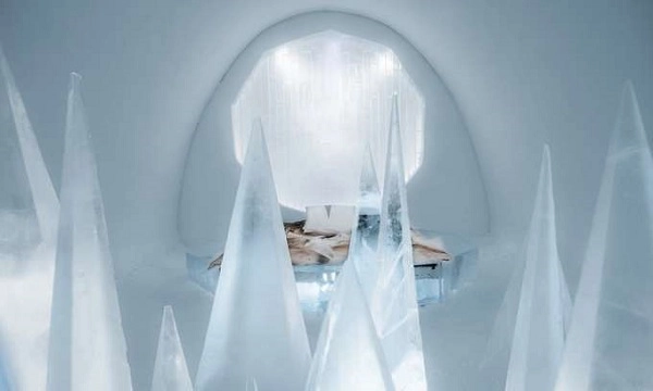Căn phòng White Desert (Sa mạc trắng) do hai nghệ sĩ Timsam Harding và Fabián Jacquet Casado thiết kế với những mảng băng đá sắc nhọn cắt vào không gian. Căn phòng White Desert (Sa mạc trắng) do hai nghệ sĩ Timsam Harding và Fabián Jacquet Casado thiết kế với những mảng băng đá sắc nhọn cắt vào không gian.