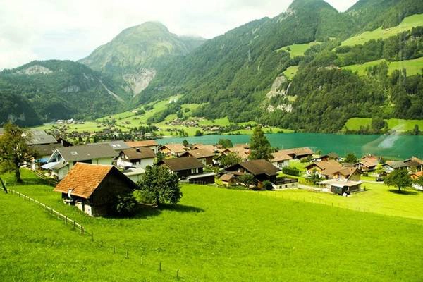 Màu xanh ngút ngàn của thung lũng ngoại ô Luzern. Màu xanh ngút ngàn của thung lũng ngoại ô Luzern.