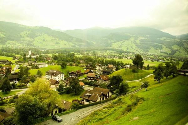 Góc khung cảnh nhìn qua cửa sổ trên con tàu cao tốc từ Luzern tới Interlaken. Góc khung cảnh nhìn qua cửa sổ trên con tàu cao tốc từ Luzern tới Interlaken.