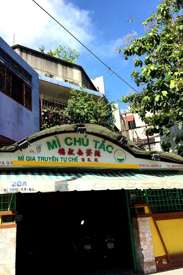 Tiệm ăn được nhiều người Sài Gòn thường xuyên lui tới nằm ở mặt tiền đường Kỳ Đồng, quận 3. Chủ quán là bà Xuân, năm nay đã ngoài 60 tuổi. Bà Xuân cho hay, do sở thích ăn mì mà bà quyết định mở quán. "Tôi học được bí quyết làm sợi mì từ một người bạn. Từ đó đến nay vẫn duy trì công thức này", bà Xuân nói. Theo đó, tên quán là tên của người bạn - người thầy truyền nghề làm mì, quê ở Quảng Đông (Trung Quốc). Tiệm ăn được nhiều người Sài Gòn thường xuyên lui tới nằm ở mặt tiền đường Kỳ Đồng, quận 3. Chủ quán là bà Xuân, năm nay đã ngoài 60 tuổi. Bà Xuân cho hay, do sở thích ăn mì mà bà quyết định mở quán. "Tôi học được bí quyết làm sợi mì từ một người bạn. Từ đó đến nay vẫn duy trì công thức này", bà Xuân nói. Theo đó, tên quán là tên của người bạn - người thầy truyền nghề làm mì, quê ở Quảng Đông (Trung Quốc).