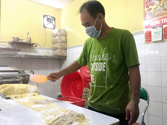 Quán sản xuất mì liên tục trong ngày để đảm bảo độ tươi phục vụ khách. Nguyên liệu chính để làm sợi mì gia truyền là trứng, bột mì và nước tro tàu. Sau khi bột được nhào thật kỹ thì cho nghỉ để nở và cán mỏng, sau đó cắt thành sợi bằng máy rồi cắt thành từng vắt nhỏ. Mì tự làm thơm mùi trứng, sợi to vừa phải, mềm. Các công đoạn diễn ra ở một gian nhà nhỏ đằng sau chỗ ngồi của khách. Người tò mò có thể đi lại gần và quan sát quá trình này. Quán sản xuất mì liên tục trong ngày để đảm bảo độ tươi phục vụ khách. Nguyên liệu chính để làm sợi mì gia truyền là trứng, bột mì và nước tro tàu. Sau khi bột được nhào thật kỹ thì cho nghỉ để nở và cán mỏng, sau đó cắt thành sợi bằng máy rồi cắt thành từng vắt nhỏ. Mì tự làm thơm mùi trứng, sợi to vừa phải, mềm. Các công đoạn diễn ra ở một gian nhà nhỏ đằng sau chỗ ngồi của khách. Người tò mò có thể đi lại gần và quan sát quá trình này.