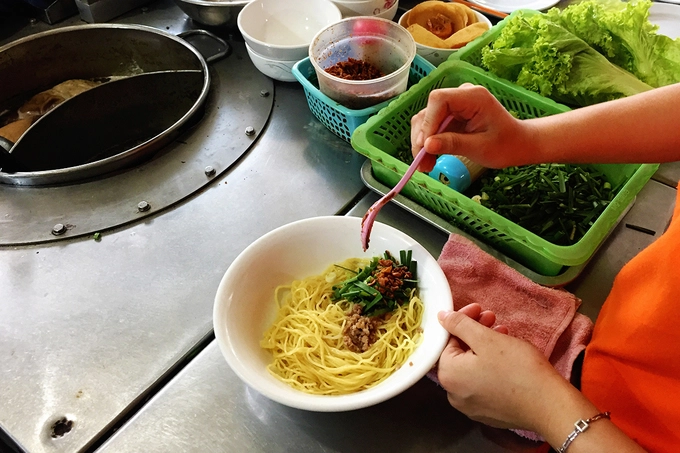 Nhân viên mỗi người một tay phụ trách một công đoạn. Mì sau khi trụng cho vào tô sẽ chuyển cho một người để cho đồ ăn, hành phi, hẹ... vào và chan nước lèo. Nhân viên mỗi người một tay phụ trách một công đoạn. Mì sau khi trụng cho vào tô sẽ chuyển cho một người để cho đồ ăn, hành phi, hẹ... vào và chan nước lèo.