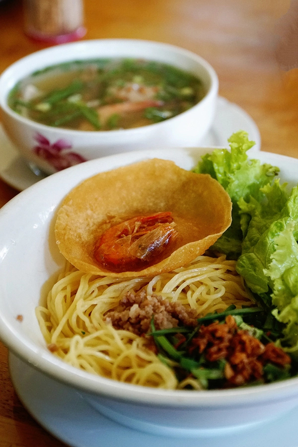 Mỗi phần mì có giá từ 65.000 đồng tuỳ theo lựa chọn của khách, đặc biệt là mì vịt tiềm giá 115.000 đồng một suất. Các món được nhiều khách gọi như phần thập cẩm giá 85.000 đồng. Mỗi phần mì có giá từ 65.000 đồng tuỳ theo lựa chọn của khách, đặc biệt là mì vịt tiềm giá 115.000 đồng một suất. Các món được nhiều khách gọi như phần thập cẩm giá 85.000 đồng.