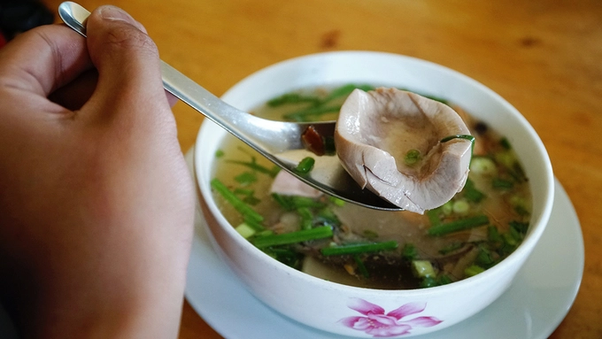 Người có sở thích riêng sẽ gọi mì xá xíu, thịt gà, vằn thắn... Bạn cũng có thể yêu cầu đầu bếp làm mì trộn khô, đồ ăn để riêng trong một tô khác cùng nước lèo. Điều nổi bật khiến quán được lòng nhiều thực khách có lẽ bởi nước lèo có vị đậm đà, ngọt từ xương, vừa miệng mà không nhiều bột ngọt. Ngoài ra, sợi mì tươi có độ dai vừa phải. Người có sở thích riêng sẽ gọi mì xá xíu, thịt gà, vằn thắn... Bạn cũng có thể yêu cầu đầu bếp làm mì trộn khô, đồ ăn để riêng trong một tô khác cùng nước lèo. Điều nổi bật khiến quán được lòng nhiều thực khách có lẽ bởi nước lèo có vị đậm đà, ngọt từ xương, vừa miệng mà không nhiều bột ngọt. Ngoài ra, sợi mì tươi có độ dai vừa phải.
