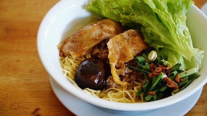Suất mì thịt gà cũng được nhiều người ưa thích. Thịt gà mềm và thơm, ướp rất thấm. Anh Bình (ngụ ở quận 3) - khách "ruột" của quán đã nhiều năm, cho biết suất ăn ở đây nấu rất vừa miệng. "Tuy giá có hơi cao nhưng mỗi phần ăn rất đầy đặn. Tôi thử gần hết thực đơn của quán. Mỗi món đều có mùi vị riêng", anh Bình nhận xét. Suất mì thịt gà cũng được nhiều người ưa thích. Thịt gà mềm và thơm, ướp rất thấm. Anh Bình (ngụ ở quận 3) - khách "ruột" của quán đã nhiều năm, cho biết suất ăn ở đây nấu rất vừa miệng. "Tuy giá có hơi cao nhưng mỗi phần ăn rất đầy đặn. Tôi thử gần hết thực đơn của quán. Mỗi món đều có mùi vị riêng", anh Bình nhận xét.