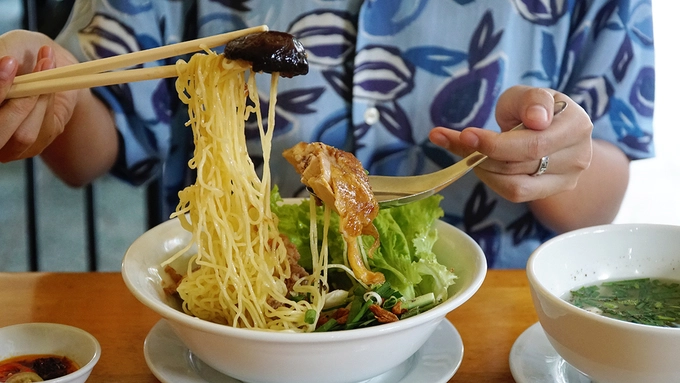 Quán có không gian rộng rãi, chia làm hai phần chính: bên ngoài sân và trong nhà. Thời gian mở cửa từ 7h đến 14h, sau đó quán sẽ nghỉ và mở cửa bán lại lúc 16h cho đến khoảng nửa đêm thì đóng. Quán có không gian rộng rãi, chia làm hai phần chính: bên ngoài sân và trong nhà. Thời gian mở cửa từ 7h đến 14h, sau đó quán sẽ nghỉ và mở cửa bán lại lúc 16h cho đến khoảng nửa đêm thì đóng.