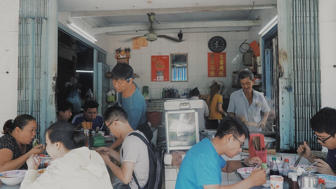 Tuy nằm ngay mặt tiền đường Yersin, quận 1, tiệm ăn của gia đình ông Viên Kiêm Toàn (ngoài 60 tuổi) không bề thế mà nằm gọn trong căn nhà nhỏ chừng 10 mét vuông. Bàn ghế cho khách ngồi ăn được xếp kín từ trong ra ngoài. Tuy nằm ngay mặt tiền đường Yersin, quận 1, tiệm ăn của gia đình ông Viên Kiêm Toàn (ngoài 60 tuổi) không bề thế mà nằm gọn trong căn nhà nhỏ chừng 10 mét vuông. Bàn ghế cho khách ngồi ăn được xếp kín từ trong ra ngoài.