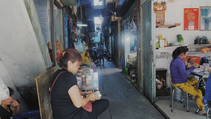 Quán không tên nhưng nằm ở mặt tiền đường (gần đại lộ Võ Văn Kiệt) nên khách rất dễ tìm thấy. Địa chỉ này phục vụ bữa sáng, mở cửa từ khoảng 5h30, đến tầm trưa thì nghỉ. Quán có không gian mở, sát mặt đường nên thoáng mát. Quán không tên nhưng nằm ở mặt tiền đường (gần đại lộ Võ Văn Kiệt) nên khách rất dễ tìm thấy. Địa chỉ này phục vụ bữa sáng, mở cửa từ khoảng 5h30, đến tầm trưa thì nghỉ. Quán có không gian mở, sát mặt đường nên thoáng mát.