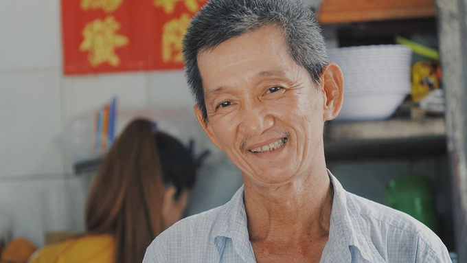 Ông Toàn cho biết, quán do thân sinh của ông mở cách đây hơn 60 năm. "Tôi theo ba mẹ phụ bán từ khi 14, 15 tuổi", ông nói. Hiện tại, ông Toàn cùng con trai đứng bếp. Ông thuê thêm vài người để phụ bưng cũng như xếp xe cho khách. Ông Toàn cho biết, quán do thân sinh của ông mở cách đây hơn 60 năm. "Tôi theo ba mẹ phụ bán từ khi 14, 15 tuổi", ông nói. Hiện tại, ông Toàn cùng con trai đứng bếp. Ông thuê thêm vài người để phụ bưng cũng như xếp xe cho khách.