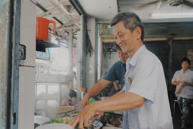 Theo chủ tiệm, công thức nấu nướng không có gì đặc biệt, ông học lại từ ba mẹ rồi truyền cho con trai. Tuy nhiên, để cho ra nồi nước lèo thơm ngọt tự nhiên, quán dùng nhiều xương heo để hầm, không có bột nêm. Các nguyên vật liệu cũng được mua sớm ở chợ để chọn được loại tươi nhất. Theo chủ tiệm, công thức nấu nướng không có gì đặc biệt, ông học lại từ ba mẹ rồi truyền cho con trai. Tuy nhiên, để cho ra nồi nước lèo thơm ngọt tự nhiên, quán dùng nhiều xương heo để hầm, không có bột nêm. Các nguyên vật liệu cũng được mua sớm ở chợ để chọn được loại tươi nhất.