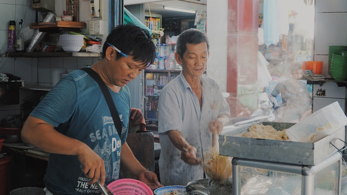 Không giống như hầu hết tiệm ăn người Hoa, địa chỉ này không có chiếc xe đẩy thường thấy mà kê một chiếc bàn để bày các vật dụng. Chiếc tủ kính nhỏ để các nguyên vật liệu. Kế bên là bếp và nồi nước lèo to, luôn toả khói nghi ngút. Ông Toàn cho hay, gia đình ông tự tay làm mì mỗi ngày để bán. Sợi mì có màu vàng ươm, thoảng thơm mùi trứng. Không giống như hầu hết tiệm ăn người Hoa, địa chỉ này không có chiếc xe đẩy thường thấy mà kê một chiếc bàn để bày các vật dụng. Chiếc tủ kính nhỏ để các nguyên vật liệu. Kế bên là bếp và nồi nước lèo to, luôn toả khói nghi ngút. Ông Toàn cho hay, gia đình ông tự tay làm mì mỗi ngày để bán. Sợi mì có màu vàng ươm, thoảng thơm mùi trứng.