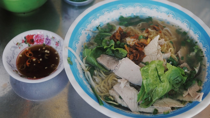 Thực đơn của quán gồm các món hủ tiếu, mì ăn kèm với thịt hoặc tim, gan, cật... Mỗi suất ăn có giá dao động khoảng 35.000 đồng. Thực đơn của quán gồm các món hủ tiếu, mì ăn kèm với thịt hoặc tim, gan, cật... Mỗi suất ăn có giá dao động khoảng 35.000 đồng.