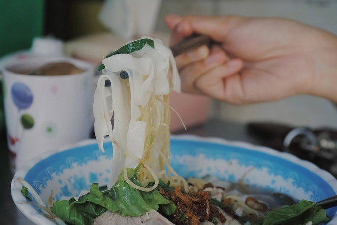 Sợi hủ tiếu mềm nhìn giống bánh phở nhưng mỏng và ngắn hơn. Loại này quán không tự làm mà lấy từ một lò ở thành phố. Sợi hủ tiếu mềm nhìn giống bánh phở nhưng mỏng và ngắn hơn. Loại này quán không tự làm mà lấy từ một lò ở thành phố.