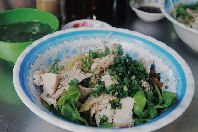 Bạn cũng có thể gọi tô hủ tiếu khô được phục vụ kèm một tô nước lèo. Bên trong phần ăn có nhiều giá trụng và xà lách. Sợi hủ tiếu trụng chín mềm, trộn đều và không bị dính. Bạn cũng có thể gọi tô hủ tiếu khô được phục vụ kèm một tô nước lèo. Bên trong phần ăn có nhiều giá trụng và xà lách. Sợi hủ tiếu trụng chín mềm, trộn đều và không bị dính.