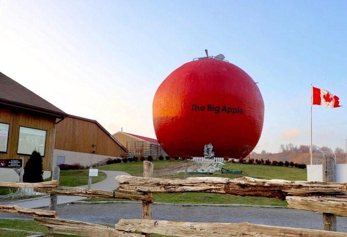 Cách trung tâm Toronto khoảng 135 km về phía đông, the Big Apple là điểm du lịch khá có tiếng ở Canada, thu hút khoảng 500.000 người ghé thăm mỗi năm.