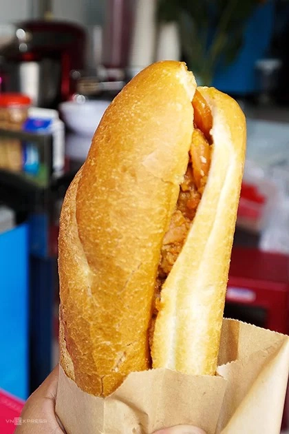 Mỗi ổ bánh mì "dân tổ" có giá 28.000 đồng. Ảnh: Di Vỹ.