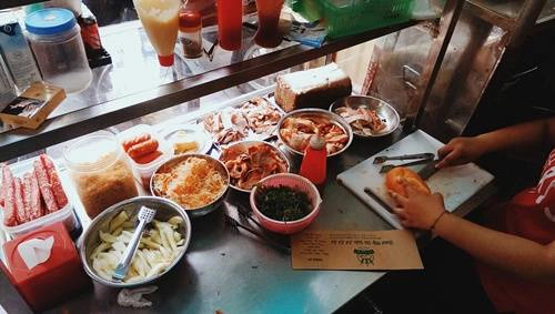 Bánh mì chảo, bánh mì sốt vang cũng khá được yêu thích tại quán. Ảnh: Linh Chi Bánh mì chảo, bánh mì sốt vang cũng khá được yêu thích tại quán. Ảnh: Linh Chi