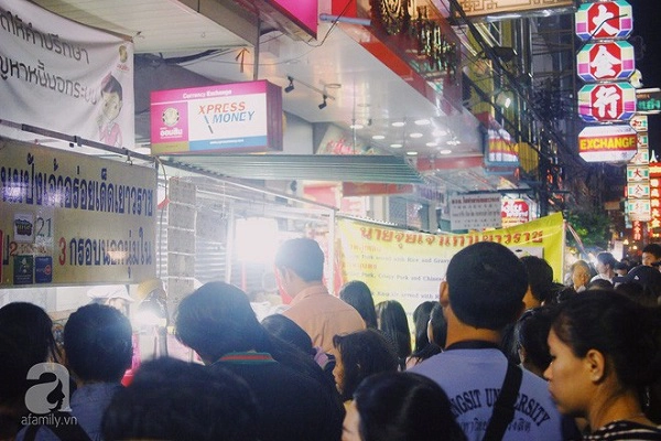 tiem-banh-mi-via-he-sieu-hap-dan-ngay-nao-khach-cung-xep-hang-dai-doi-mua-o-bangkok-ivivu-1