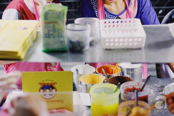 tiem-banh-mi-via-he-sieu-hap-dan-ngay-nao-khach-cung-xep-hang-dai-doi-mua-o-bangkok-ivivu-10