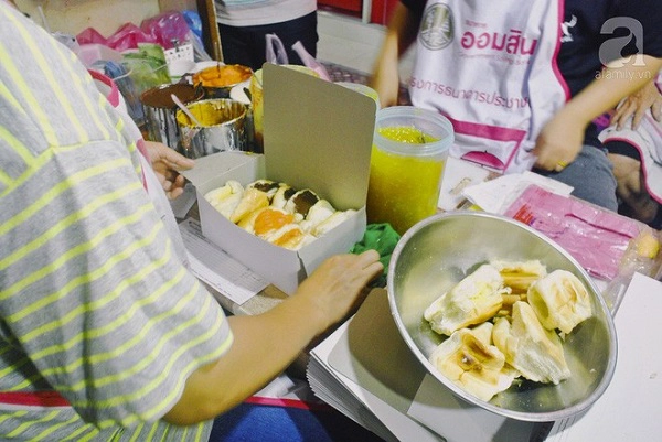 tiem-banh-mi-via-he-sieu-hap-dan-ngay-nao-khach-cung-xep-hang-dai-doi-mua-o-bangkok-ivivu-11